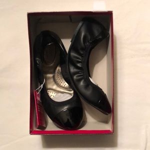 Dexflex Comfort (Payless) flats black NWT